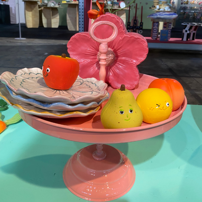 Roze etagère met servies en fruitfiguren