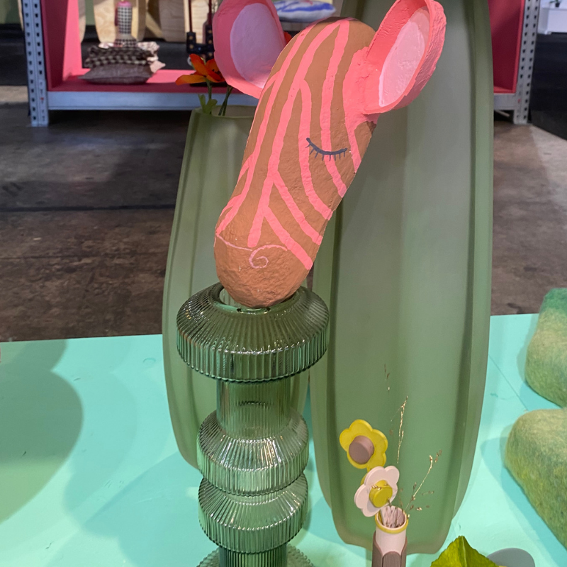 Roze gestreepte zebrahoofdsculptuur op groene glazen vaas