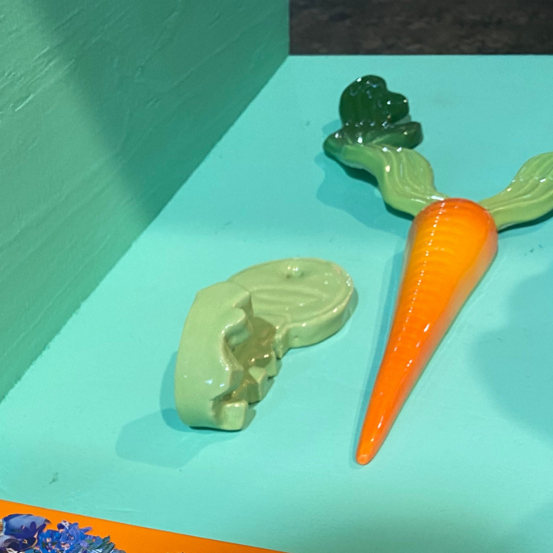 Keramische wortel en knoflook op turquoise ondergrond