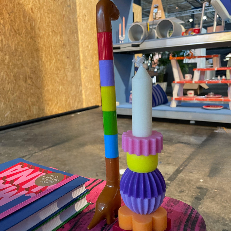 Kleurrijke speelgoedkaarsen en boeken in creatieve werkplaats