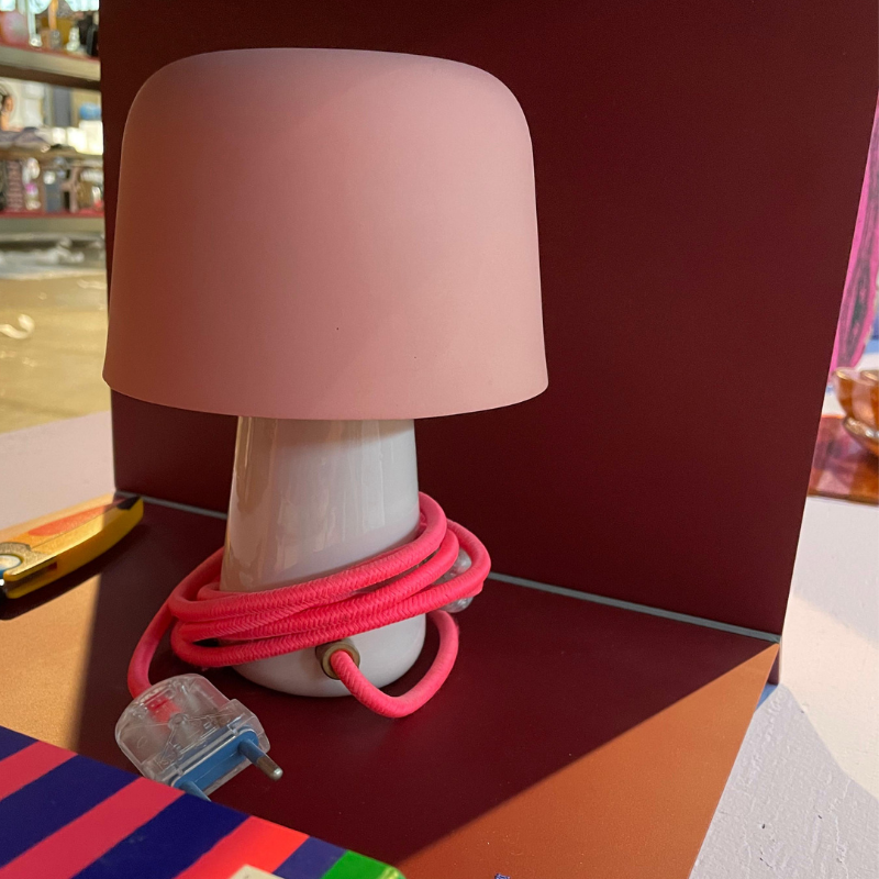 Roze tafellamp met opgerold roze snoer