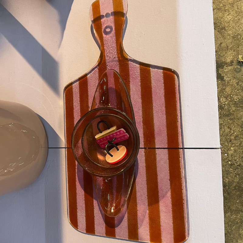 Gestreepte glazen snijplank met schaaltje en haarspelden