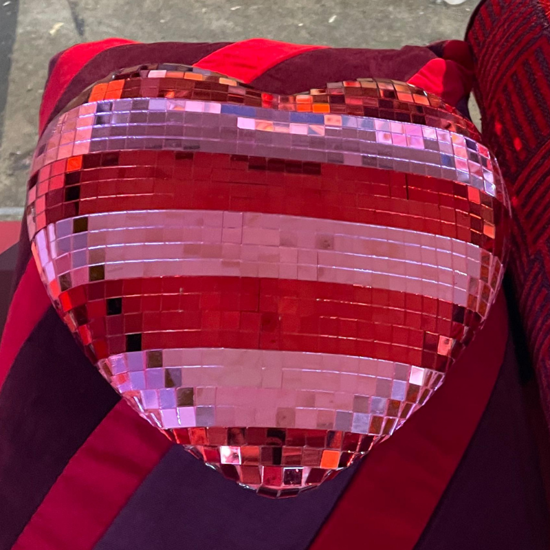 Hartvormige discobal met rode en roze spiegeltegels