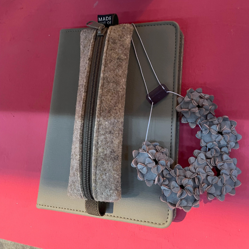 Groene tabletcover met vilten etui en bloemenketting