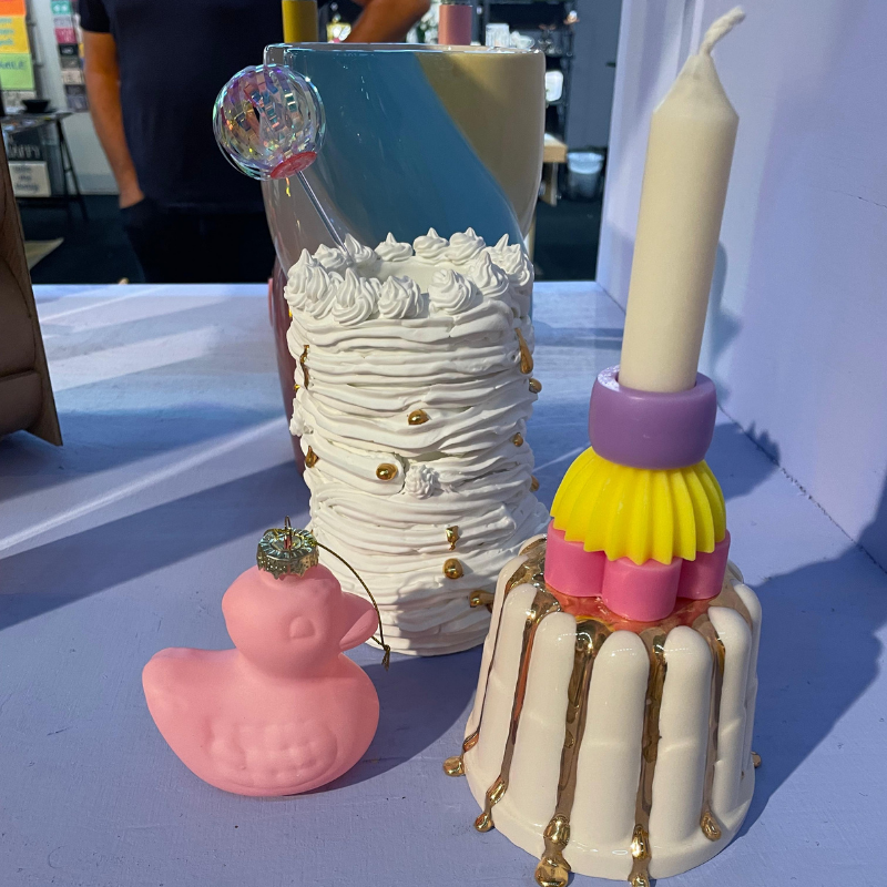 Speelse handgemaakte kaarsen met roze badeendje