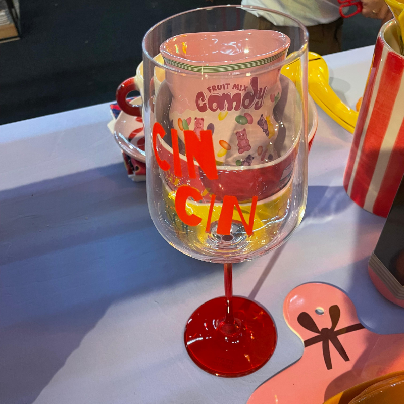 Glazen fruitmix-candybeker met rode voet en opdruk