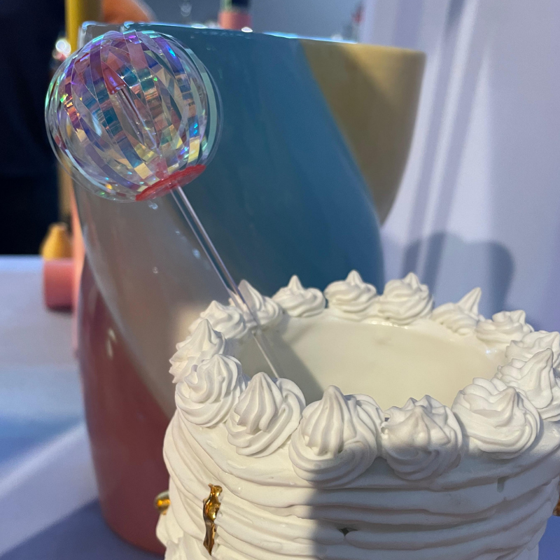 Witte taart met slagroom en kristallen decoratie