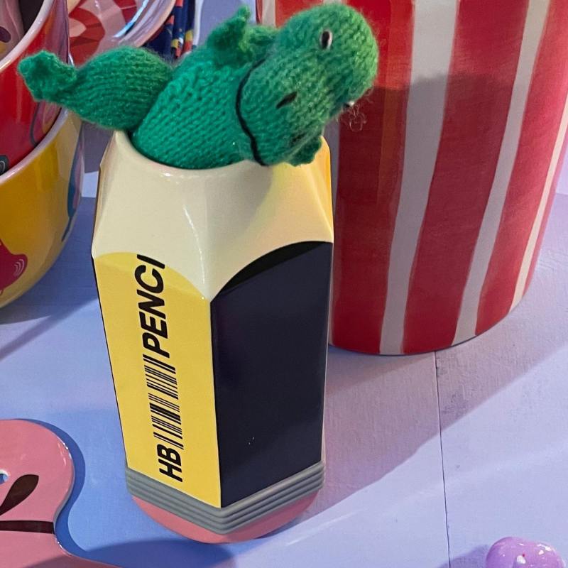 Groene gehaakte dolfijn in geel potloodbakje