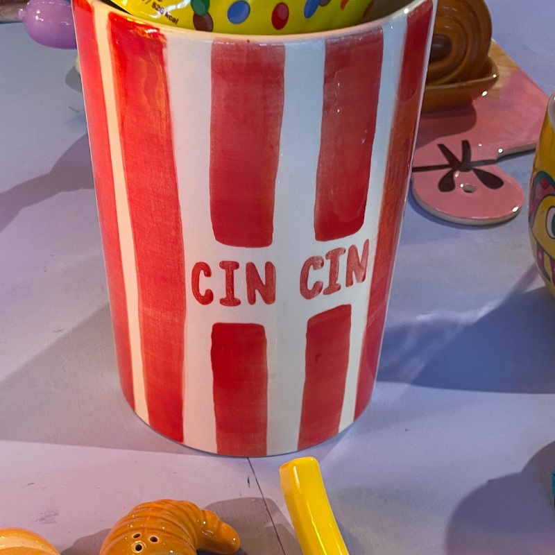 Rood-wit gestreepte beker met tekst ‘CIN CIN’