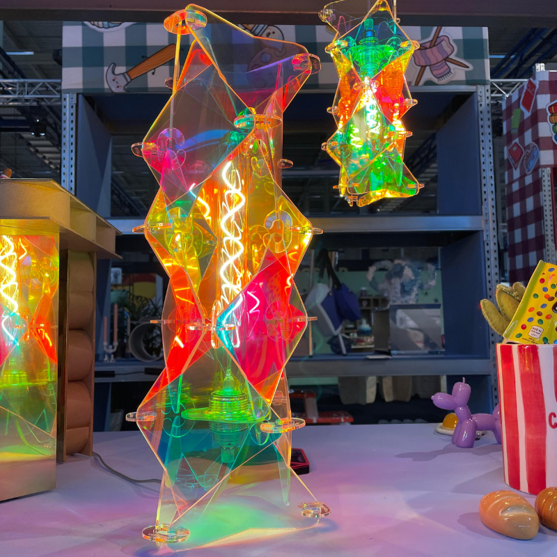 Kleurrijke transparante lichtsculpturen op een tentoonstellingsstand