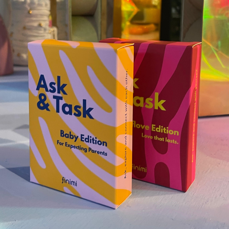 Twee kleurrijke Ask & Task kaartspellen van finimi