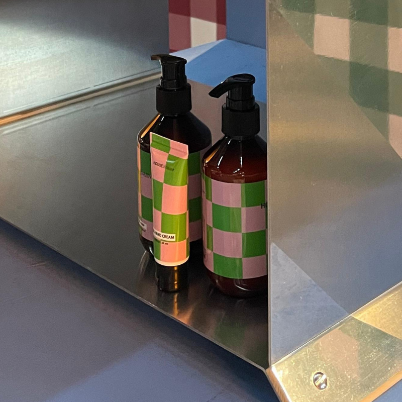 Twee pompflessen met roze-groen geruite etiketten