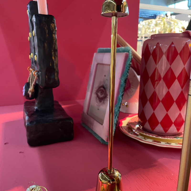 Eclectische decoratie met gouden lamp en ruitvormige vaas