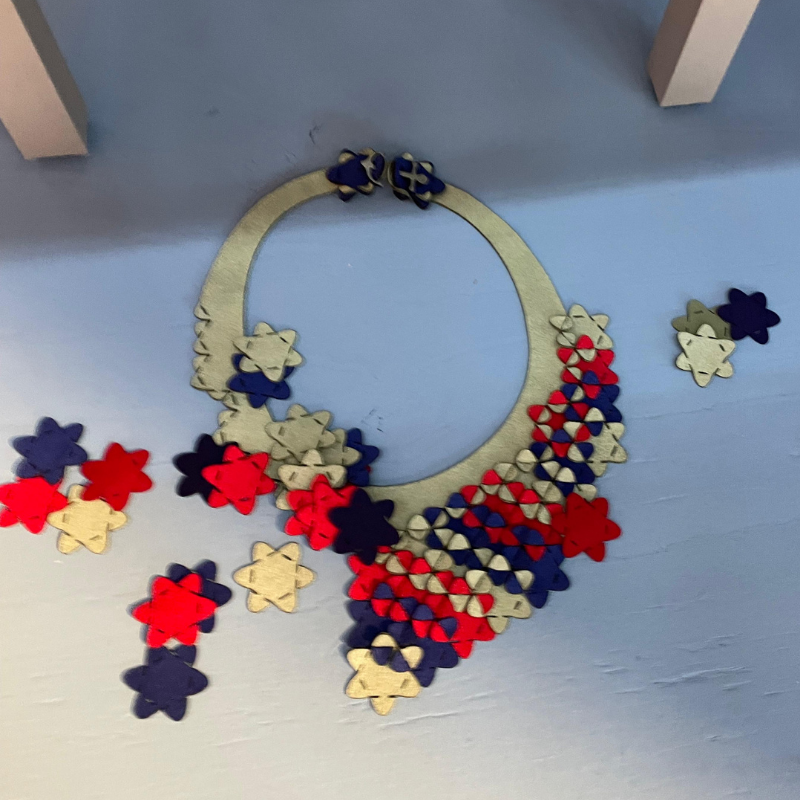 Knutseldraad met rood-wit-blauwe bloemetjes op tafel