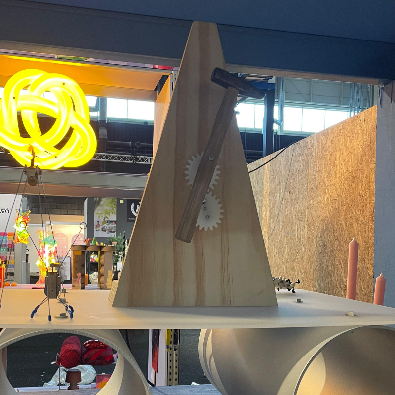 Houten kinetische sculptuur met hamer en tandwielen