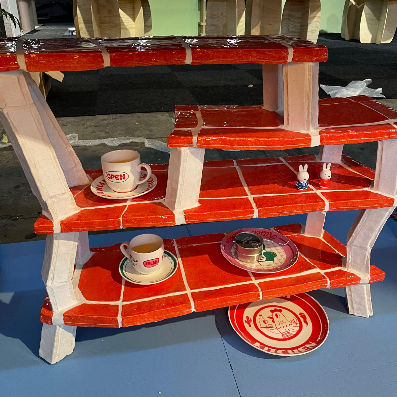 Rood-witte tegelkast met servies en Miffy-figuren