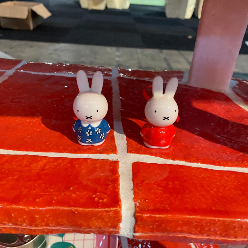 Twee Nijntje-figuurtjes op rode betegelde tafel