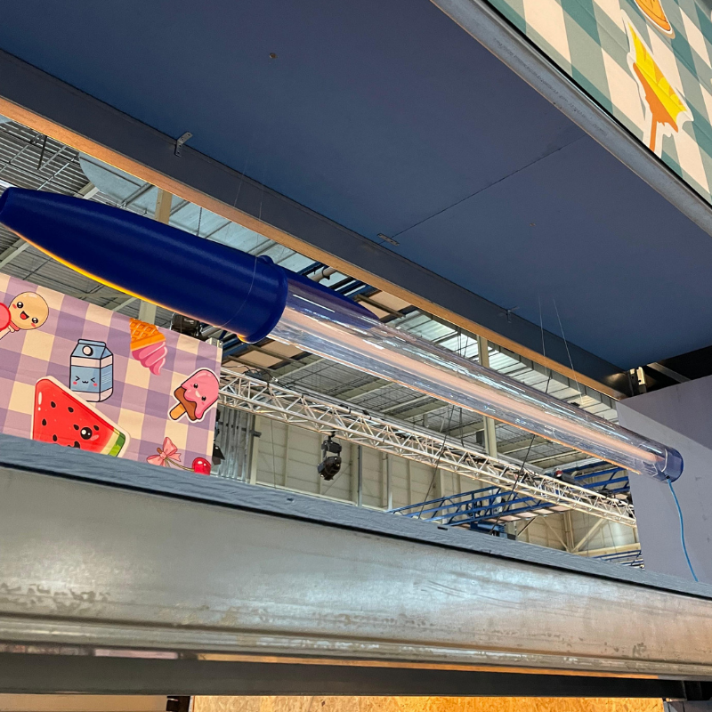 Transparante buislamp met blauwe fitting in industri&euml;le ruimte