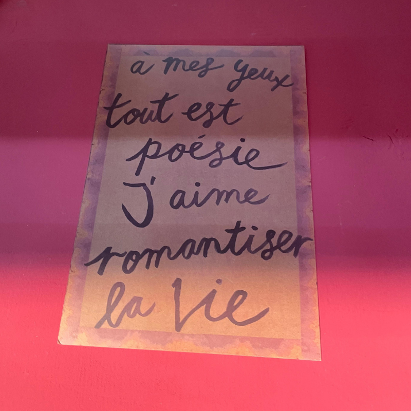Handgeschreven Franse liefdesquote op roze achtergrond