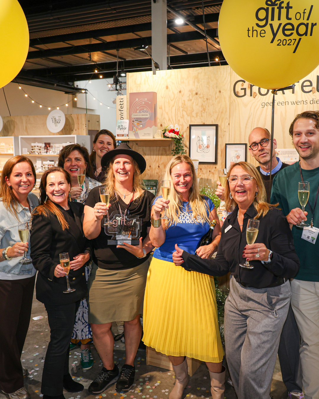 Groep viert Gift of the Year 2027 met champagne