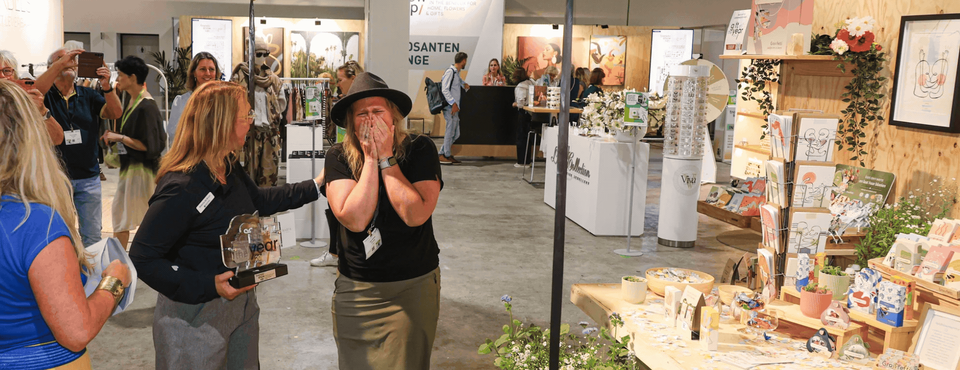 Vrouw ontvangt prijs op drukke vakbeurs