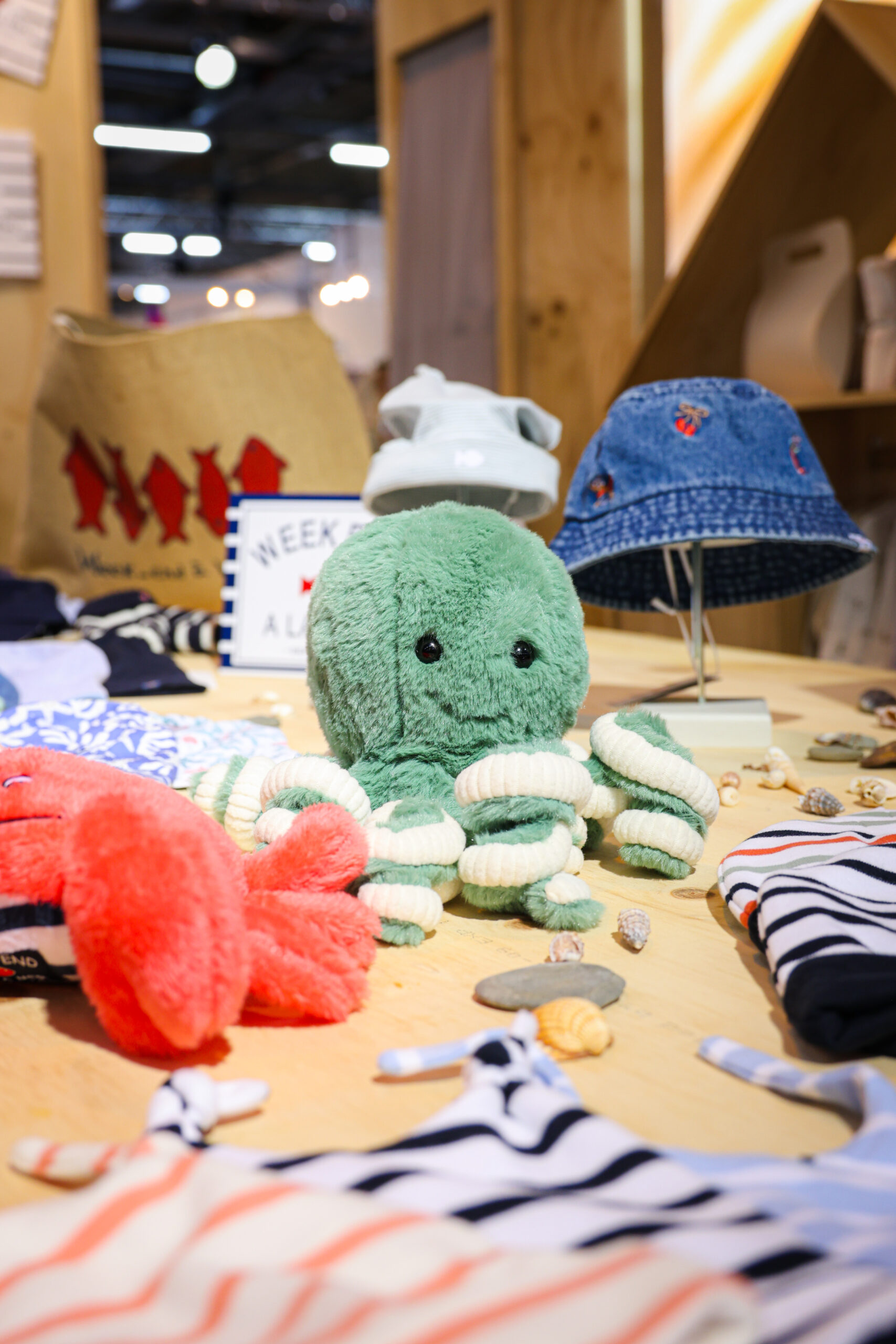 Groene knuffel met schelpen op een tafel