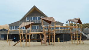 Spelen op het strand bij strandpaviljoen