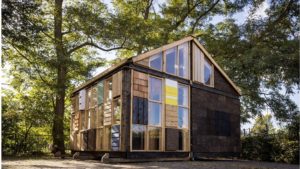 Kastanjehout als bouwmateriaal; studenten leren biobased materialen gebruiken