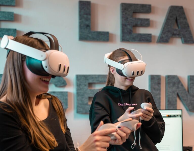 Twee vrouwen spelen met VR-headsets en controllers