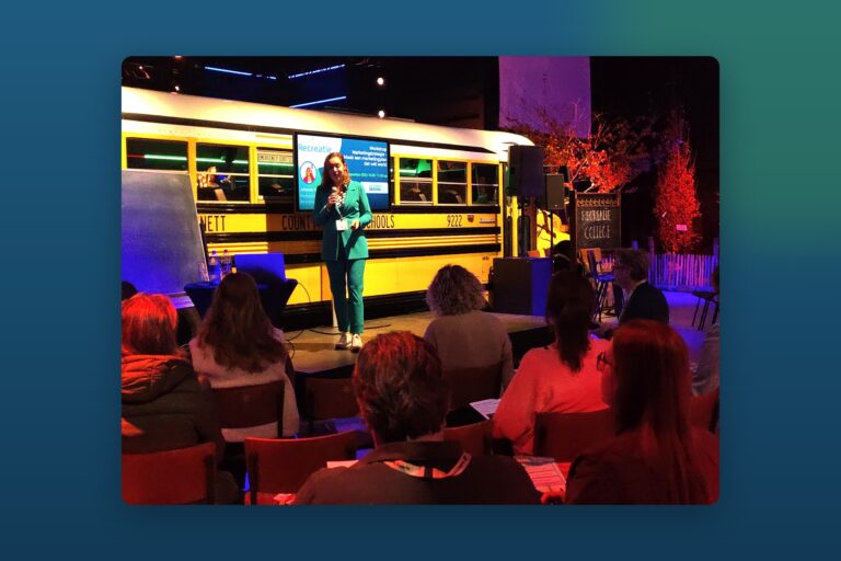 Spreker presenteert voor publiek bij gele schoolbus