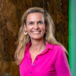 Glimlachende vrouw in felroze blouse