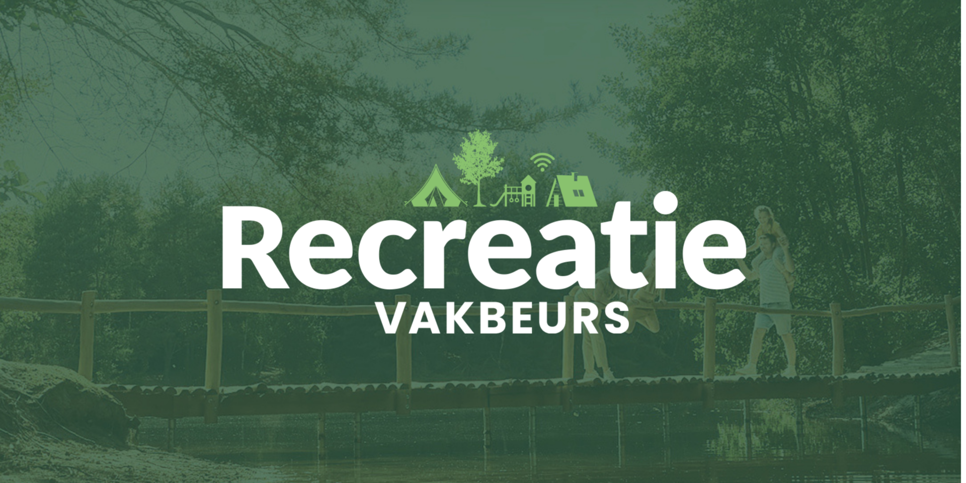 Recreatie Vakbeurs-logo boven gezin op houten brug