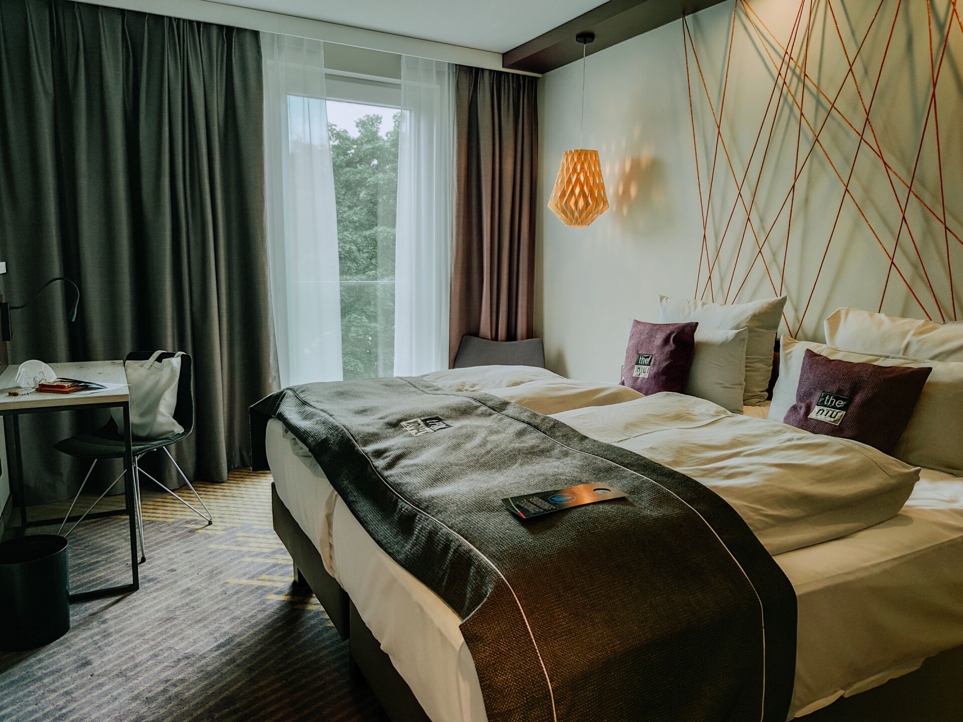 Stijlvolle hotelkamer met tweepersoonsbed en verlichte wanddecoratie