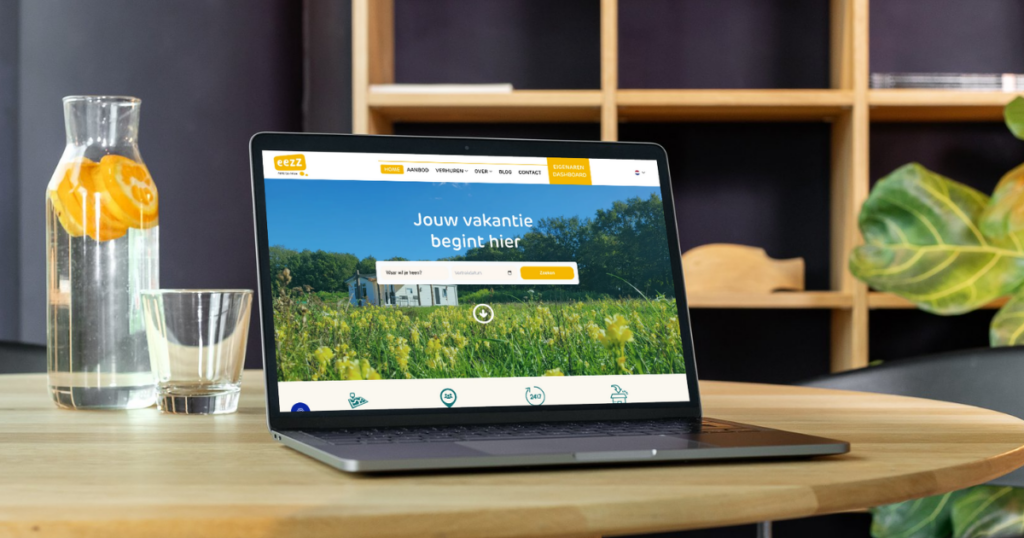 Laptop toont Nederlandse vakantieboekingswebsite op houten tafel