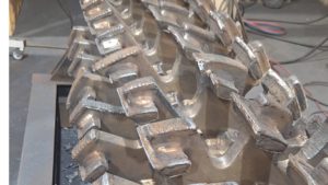 De rotoren van de shredder waren na jaren van intensief gebruik versleten. Snijmessen zijn bot en aangetast door constant contact met takken en groenafval.  De beslissing om de rotoren te reviseren was noodzakelijk om de productiviteit op peil te houden.
