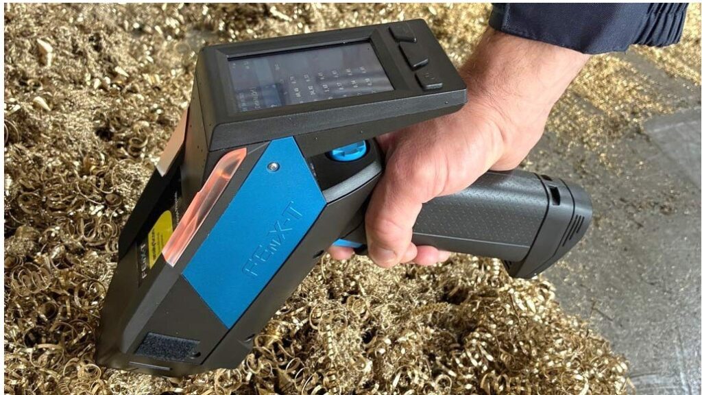 Handheld XRF-analyser meet metalen krullen