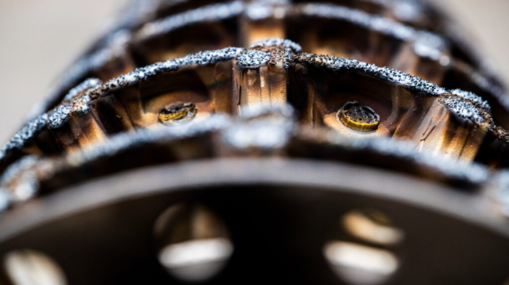 Macrofoto van verweerde metalen tandwielen met vuil