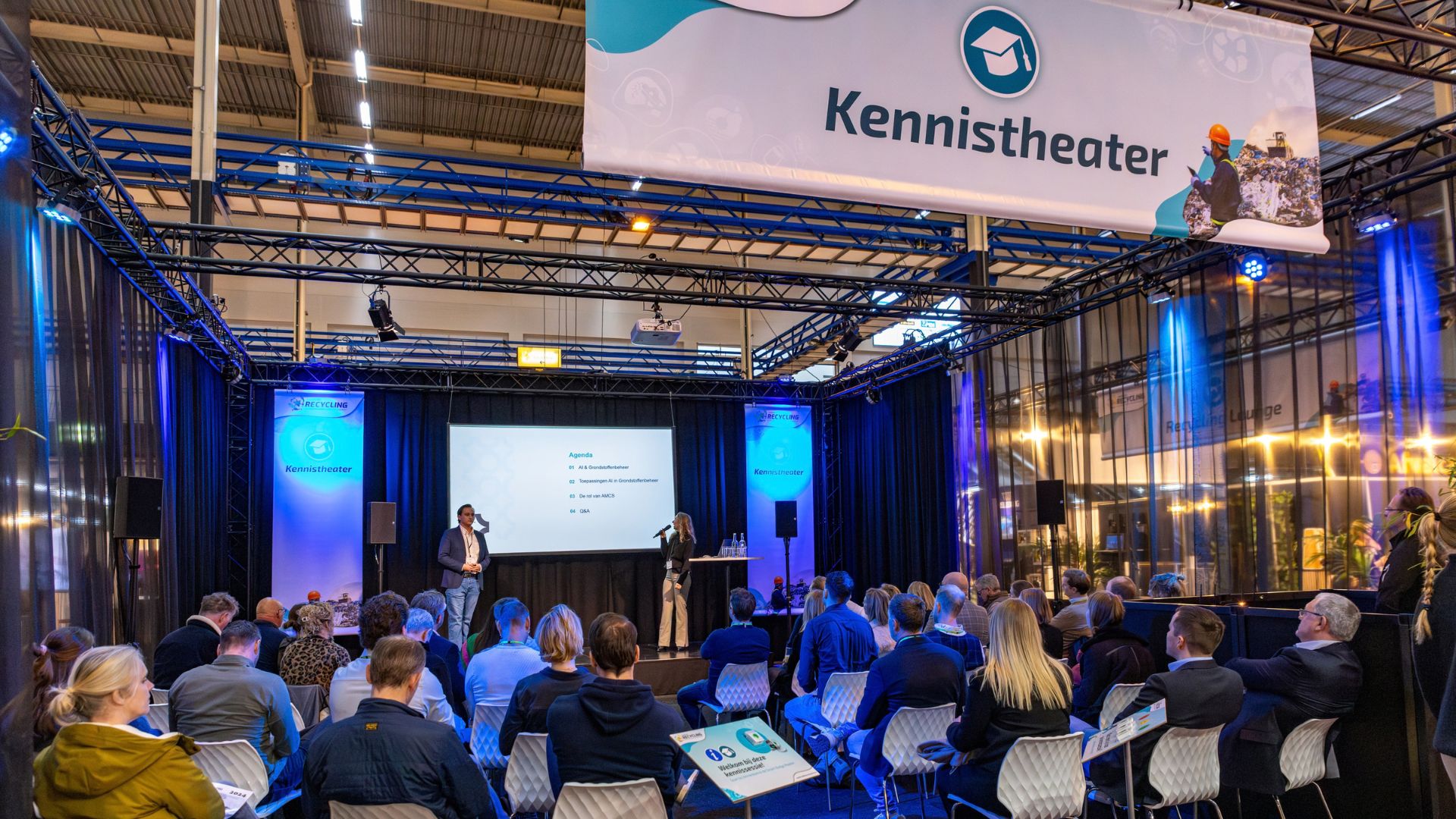 Publiek bij presentatie in het Kennistheater