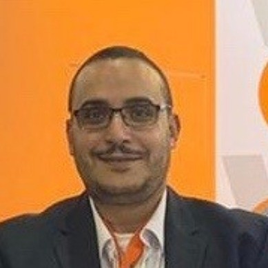 Portret van glimlachende man met bril in pak