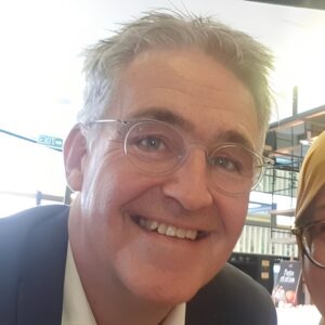 Lachende man met bril in een luchthaven