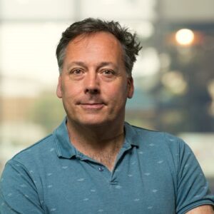 Portret van man in blauw poloshirt