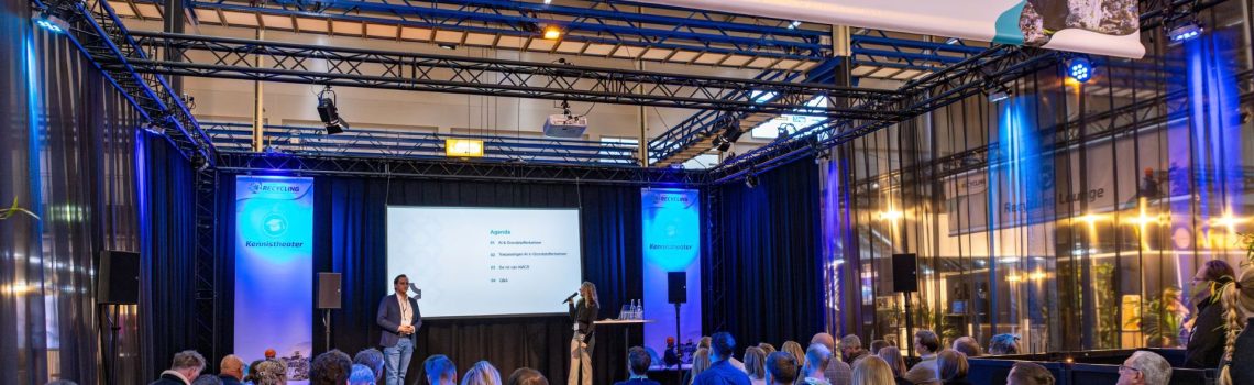 Publiek bij presentatie in het Kennistheater