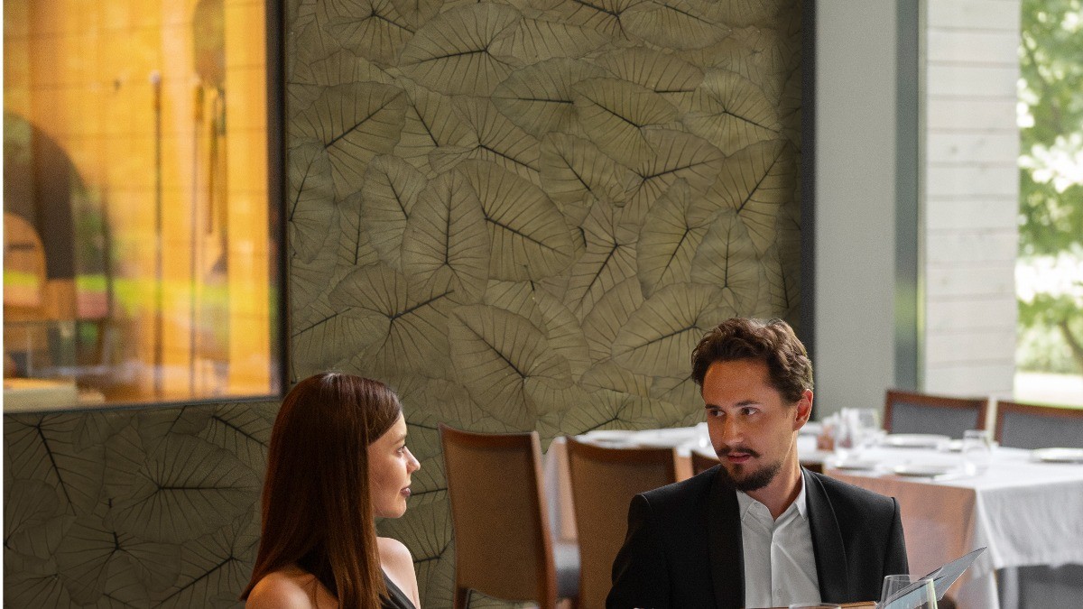 Jungle King, the new Organoid Natural Wallpaper made with beLEAF™ – an innovative biomaterial crafted from the leaves of the Elephant Ear plant. Sustainable, biobased, and an eco-friendly alternative to traditional wall coverings.