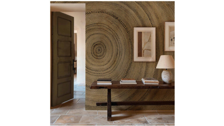 Metallics II van Coordonné combineert luxe en eigentijdse elegantie met verfijnde metallic effecten en rijke texturen. Een veelzijdige behangcollectie die iedere ruimte laat stralen. Ontdek Metallics II tijdens InCoDa en laat je inspireren.