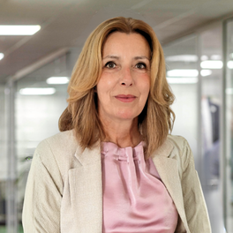 Portret van vrouwelijke professional in kantooromgeving