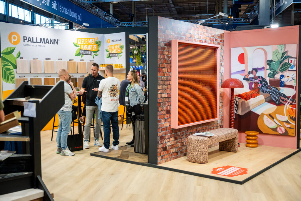 Bezoekers bij PALLMANN-stand met vloerstalen op vakbeurs
