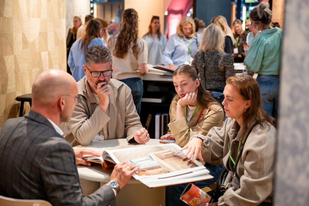 Bezoekers bespreken catalogi tijdens een druk netwerkevenement