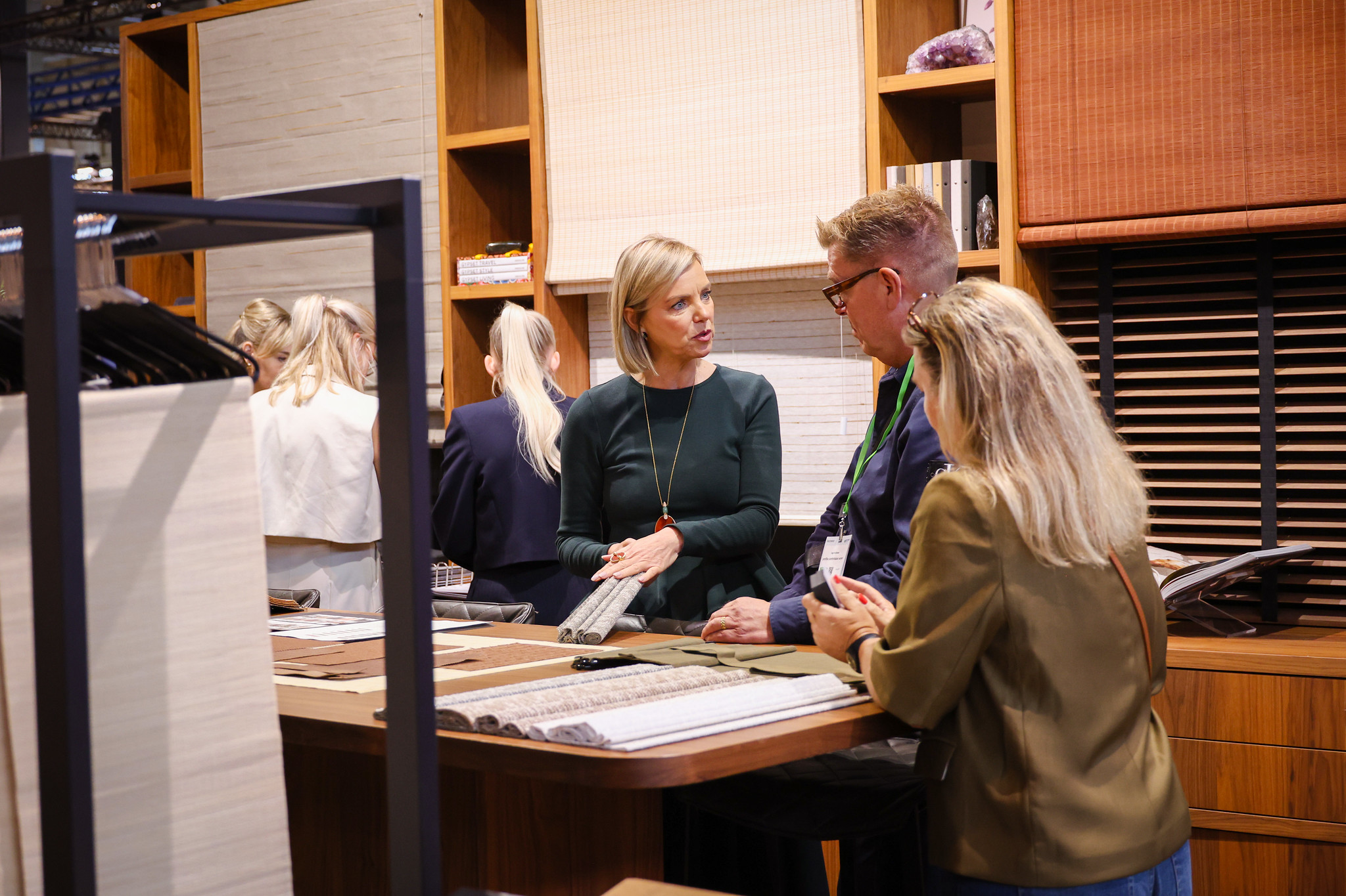 Bezoekers bespreken stoffen bij een interieurstand