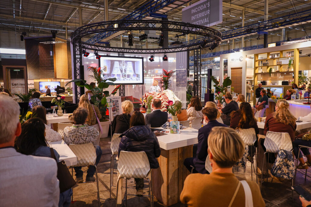 Publiek bij presentatie op Incoda&rsquo;s Interieur Festival