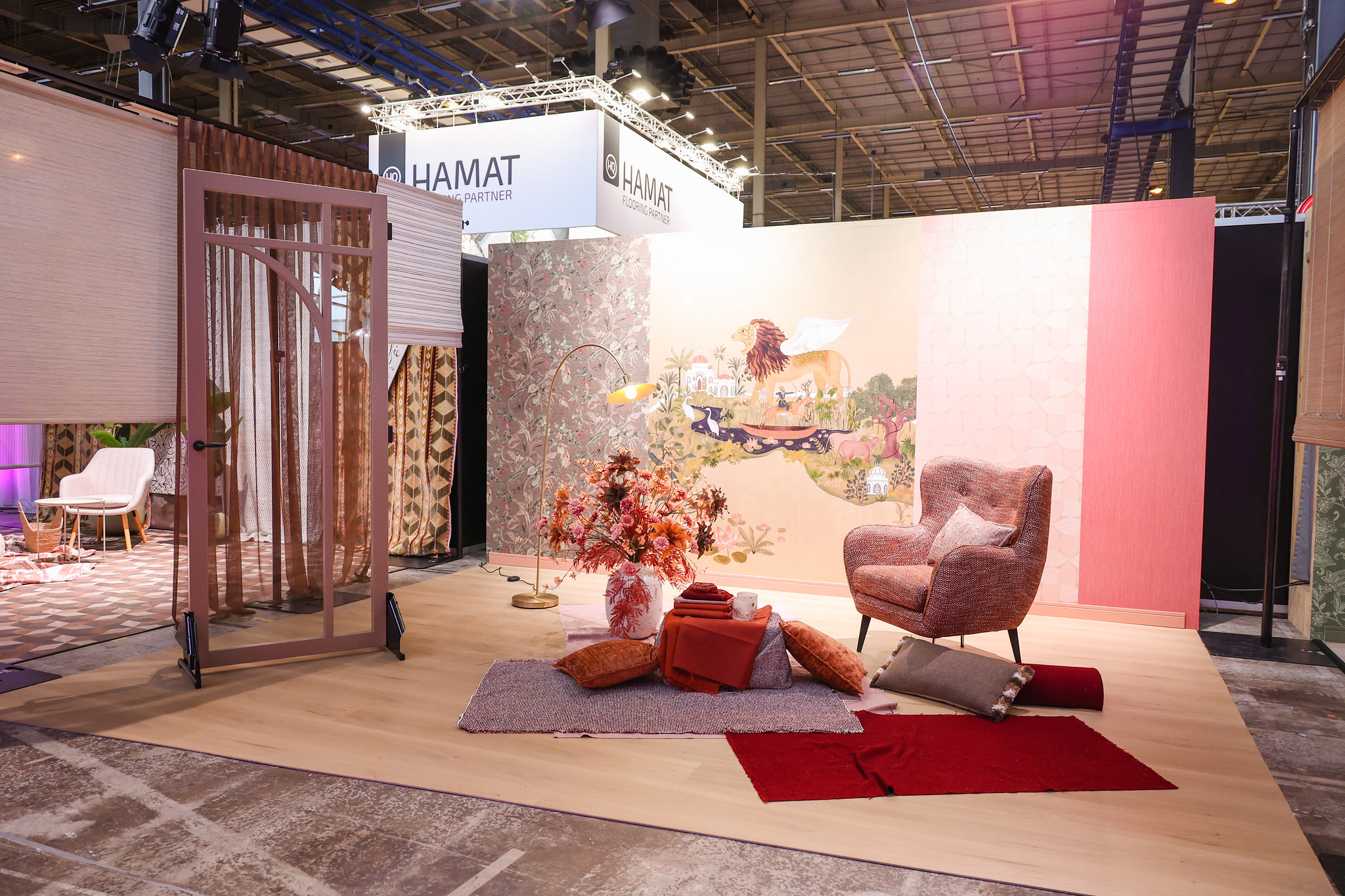 Hamat-beursstand met kleurrijk behang en fauteuil